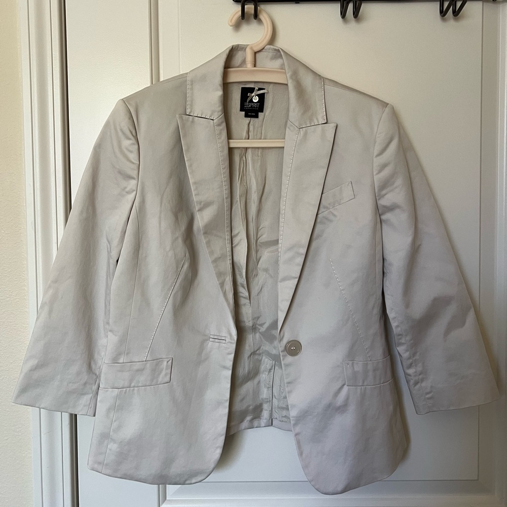 Cute cream / off-white blazer the goes with everything!